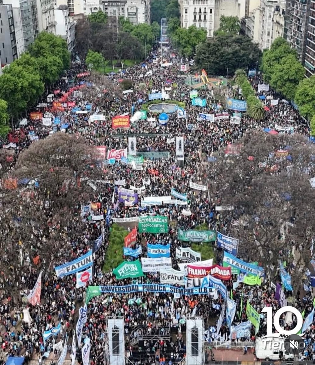 TodoNegativo's tweet photo. Lástima el feo día.
Y la represión.
LA PATRIA NO SE VENDE NI SE RINDE. https://t.co/u0pQ3xpTlC