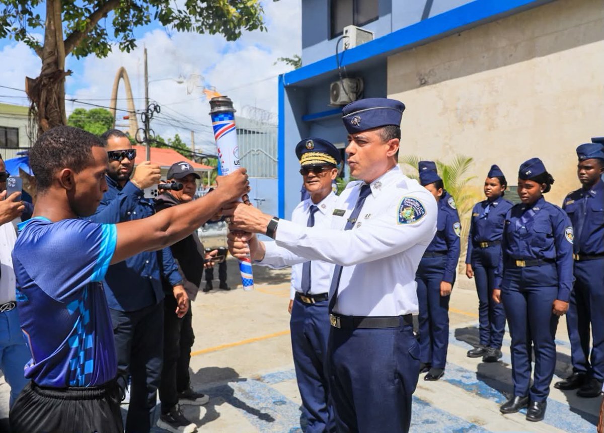 MasEl43241's tweet photo. 🔥🏃‍♂️ ¡La Altagracia se suma al relevo nacional de la antorcha policial!

La antorcha de los IV Juegos Mundiales de Policía de la Unión Internacional Deportiva Policial (USIP) continúa su recorrido por el territorio nacional, llevando un mensaje de unidad, compañerismo y espíritu https://t.co/aQbyt3grb1