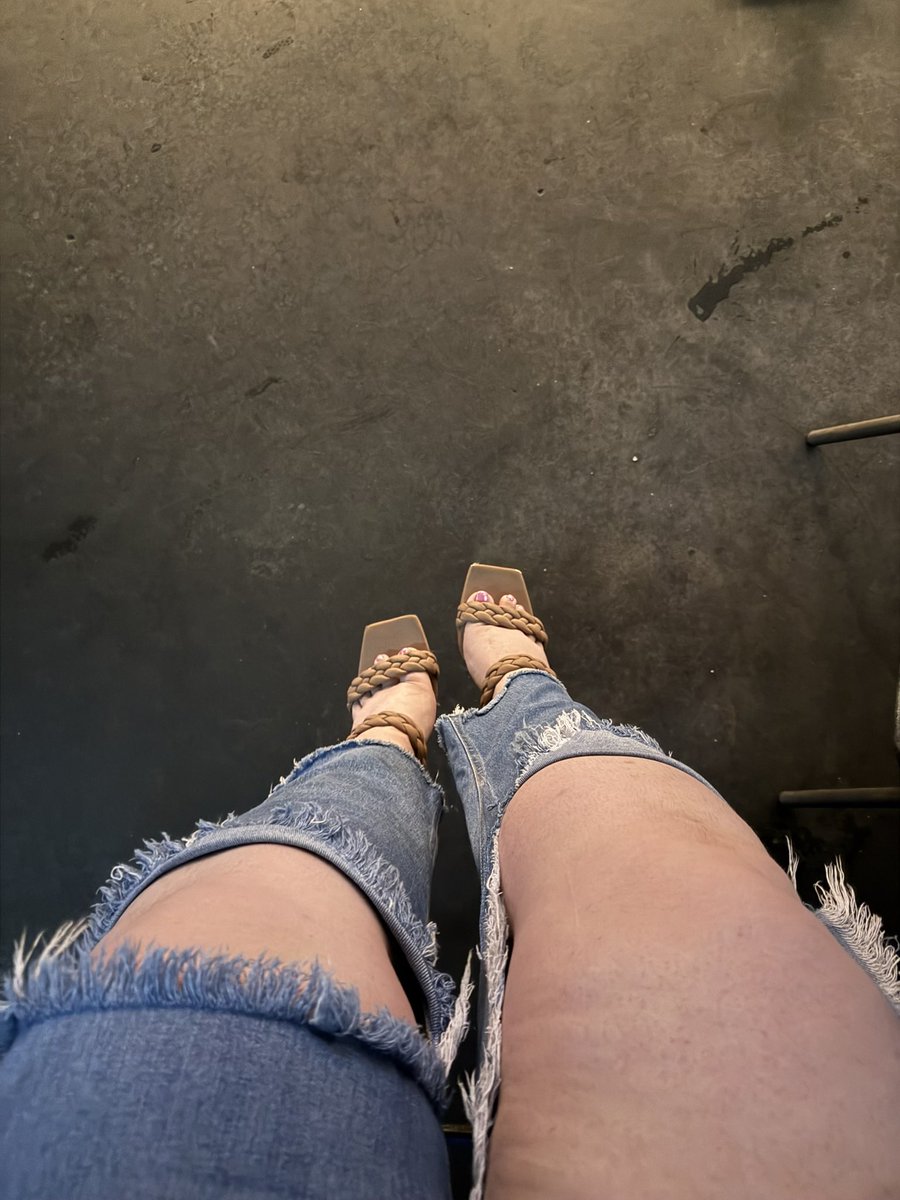 kyscrolls's tweet photo. I love wearing heels so I can step on all the short guys

#tall #bbw #pawg https://t.co/mtWL97nnWb