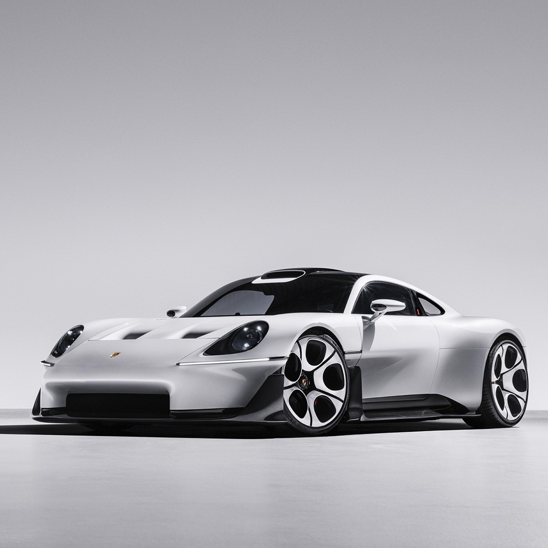carwowuk's tweet photo. REVEALED: Porsche Mission S!

Porsche has officially unveiled the Mission S, an all-new mid-engined super sports car platform positioned above the 911!

🏎️ All-new petrol-powered mid-engined supercar platform!
📐 Retro-inspired design blending 911 headlights, GT1 lower front, and a 959-style sloping roofline!
🔥 May pair the 911 Turbo's engine with a motor for 1,000+ hp!
🌀 Rear cooling fan sticking out of the bodywork!
🕹️ Pure analogue focus with 5 round instruments, physical HVAC controls, and a big red traction-off button!
📱 Ditches central touchscreen displays for a minimalist, retractable MagSafe phone mount setup!

Can the Mission S really rival the legendary Carrera GT and 918 as the best Porsche ever? 🏎️👑