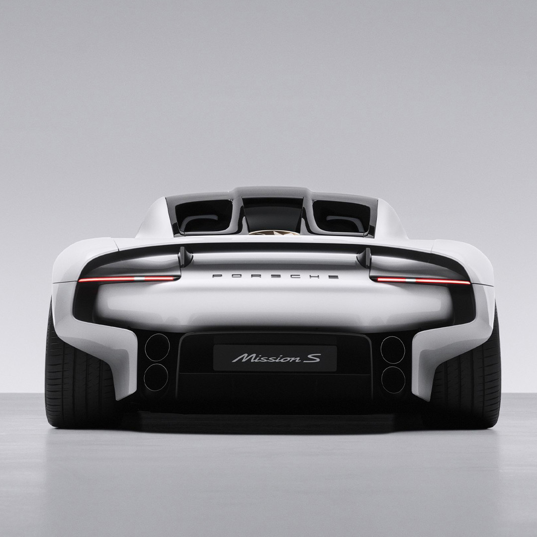 carwowuk's tweet photo. REVEALED: Porsche Mission S!

Porsche has officially unveiled the Mission S, an all-new mid-engined super sports car platform positioned above the 911!

🏎️ All-new petrol-powered mid-engined supercar platform!
📐 Retro-inspired design blending 911 headlights, GT1 lower front, and a 959-style sloping roofline!
🔥 May pair the 911 Turbo's engine with a motor for 1,000+ hp!
🌀 Rear cooling fan sticking out of the bodywork!
🕹️ Pure analogue focus with 5 round instruments, physical HVAC controls, and a big red traction-off button!
📱 Ditches central touchscreen displays for a minimalist, retractable MagSafe phone mount setup!

Can the Mission S really rival the legendary Carrera GT and 918 as the best Porsche ever? 🏎️👑