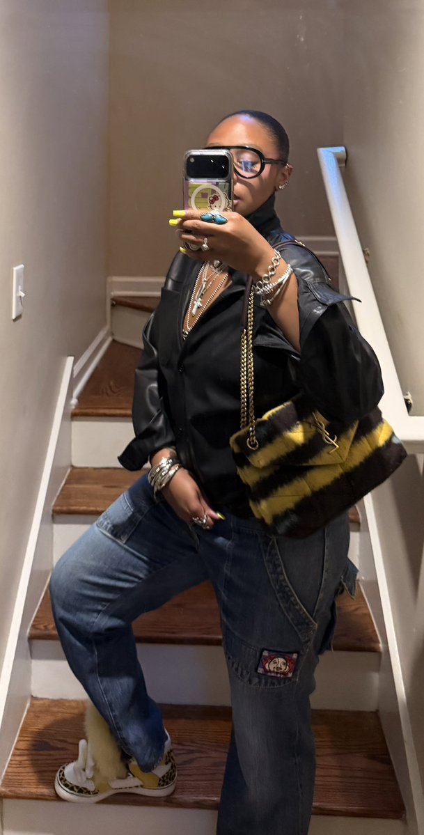 CartierZo's tweet photo. mirror picz sahbabii https://t.co/wLuW9za5a4