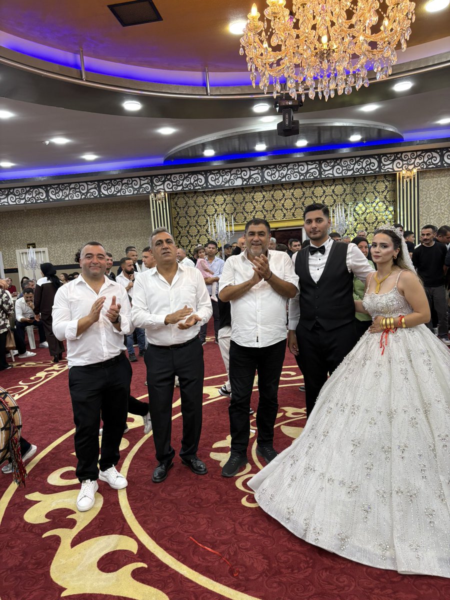 AliDoaner3's tweet photo. Mezitli Akdeniz mahallemizde esnafımız Gönlübol kebap ve lahmacun işletme sahibi Yaşar Yatçının evlatlarının mutlu gününe katıldık Mukaddes ile Ahmet çiftimize bir ömür boyu mutluluklar diliyorum https://t.co/Z3bCSUprVg