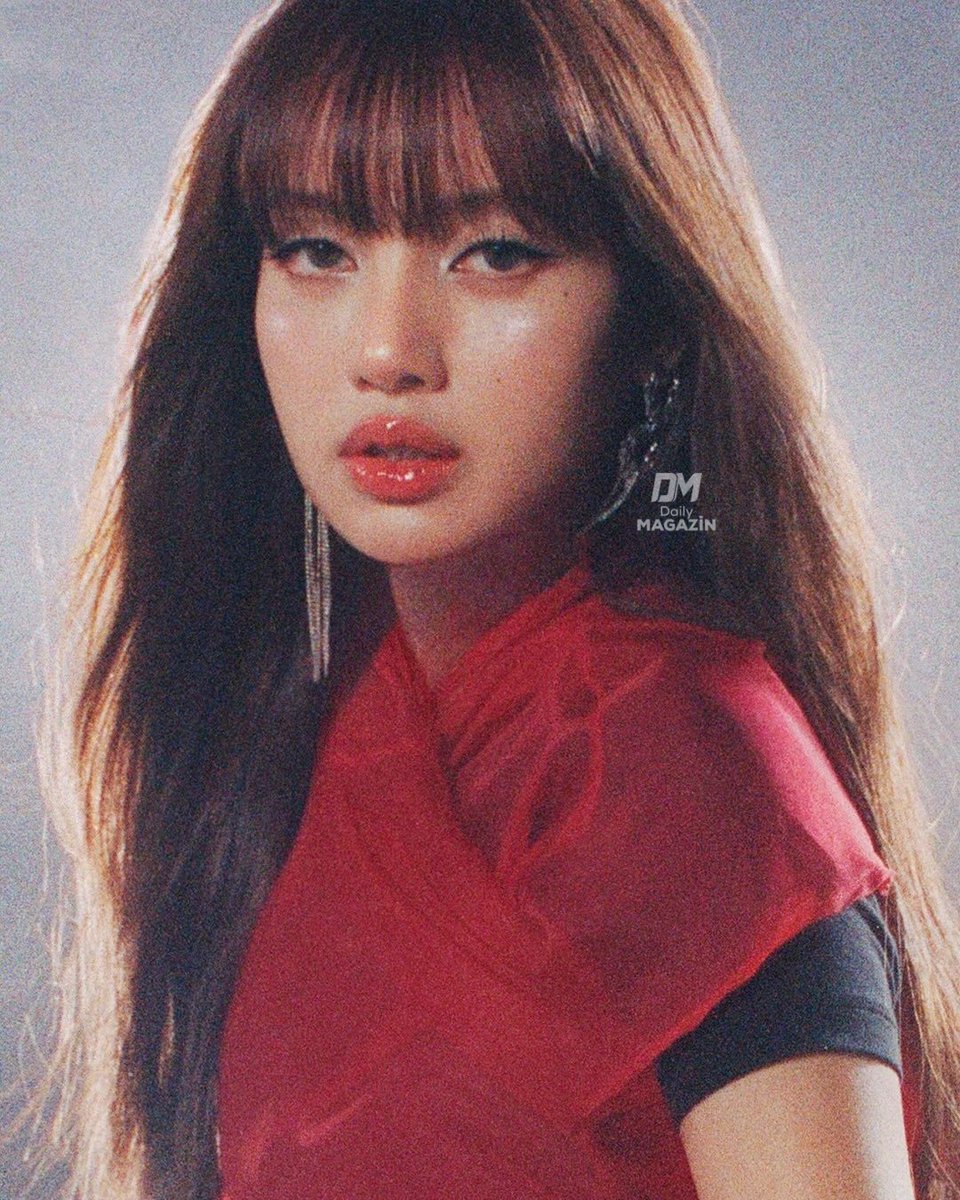 daily_magazin's tweet photo. BLACKPINK üyesi Lisa, Nike Moon Shoe reklam kampanyasında kırmızı kombini ve güzelliğiyle dikkat çekti. https://t.co/kLGHj2vKIy