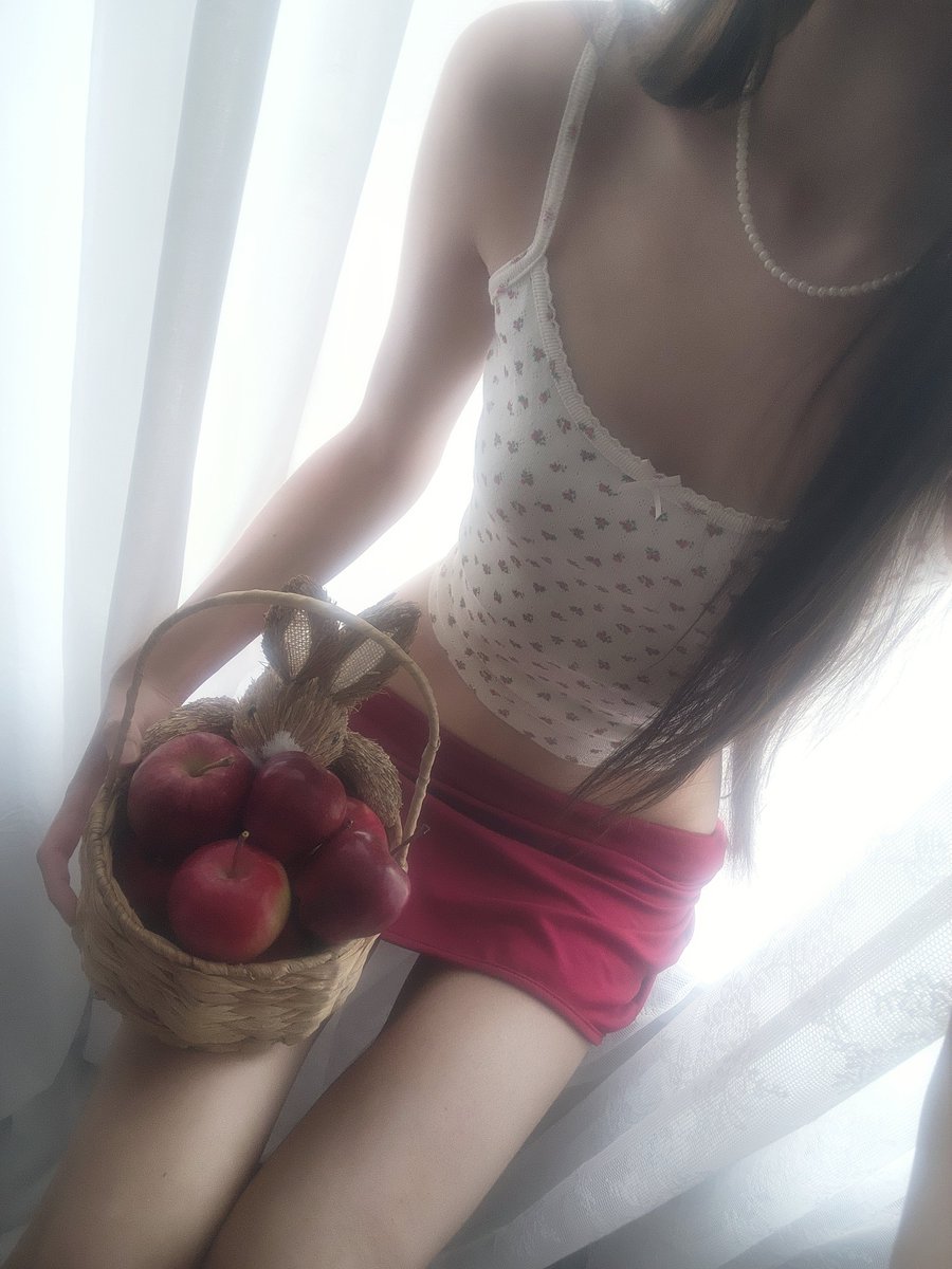 dcrlinqana's tweet photo. me and my basket of apples i picked 🍎 https://t.co/OZMZV8DXZC