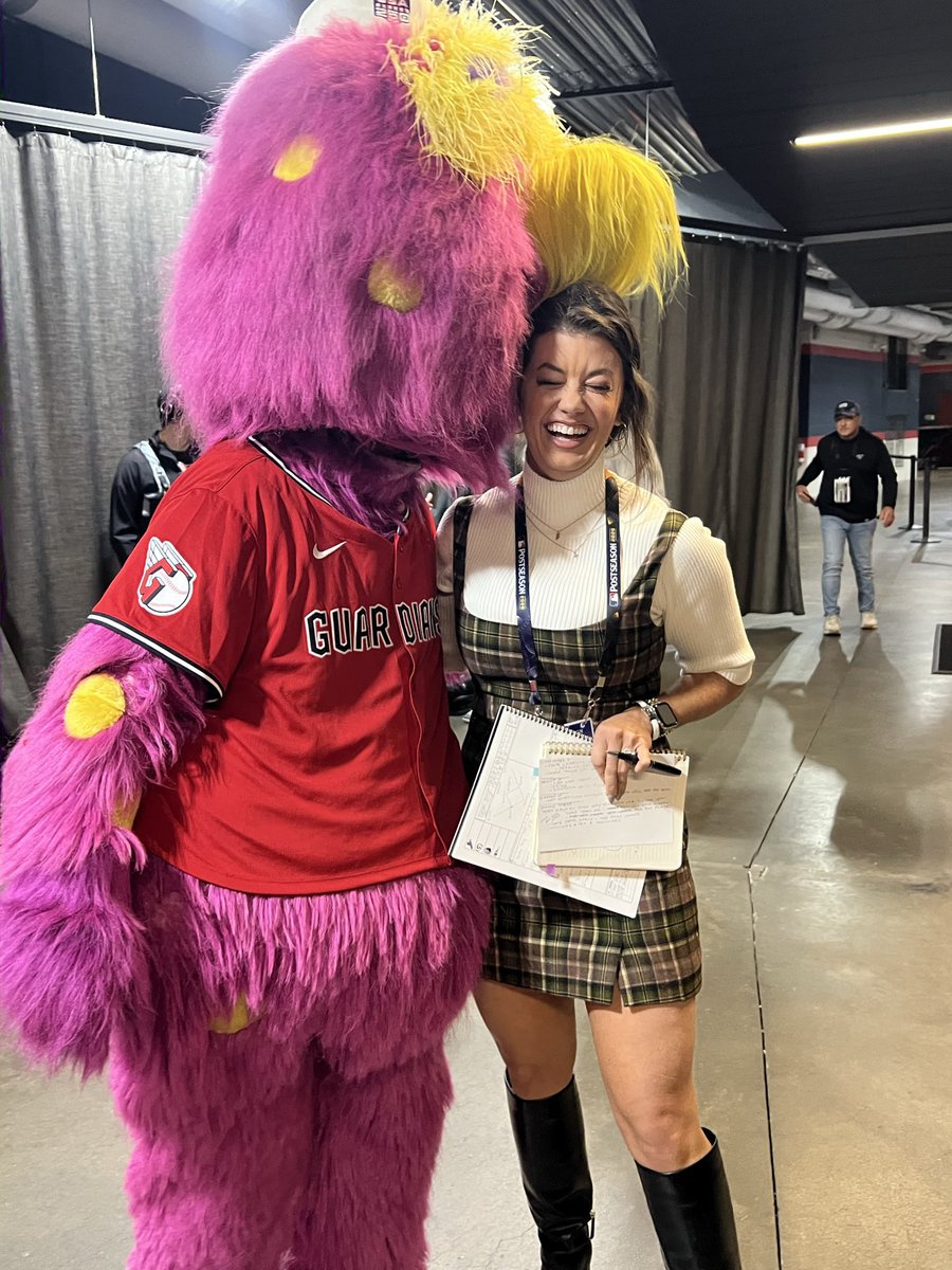 MelanieLynneN's tweet photo. The only photo that mattered today @SliderTheMascot https://t.co/y3BFwwBAkc