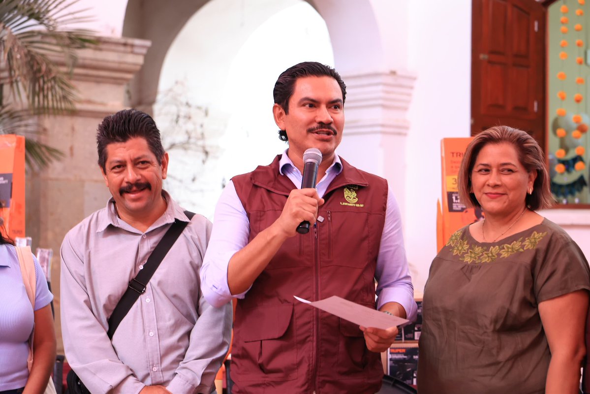 MunicipioOaxaca's tweet photo. 🌿 En Diálogos Vecinales, el Presidente Municipal @raychagoya entregó equipo de mantenimiento a los barrios El Ocote y El Panteón, en San Felipe del Agua.

Un apoyo para cuidar sus espacios públicos.

#VecinasYVecinos #TransformandoJuntosLaCapital #OaxacaDeJuárez https://t.co/pAw867v2cz