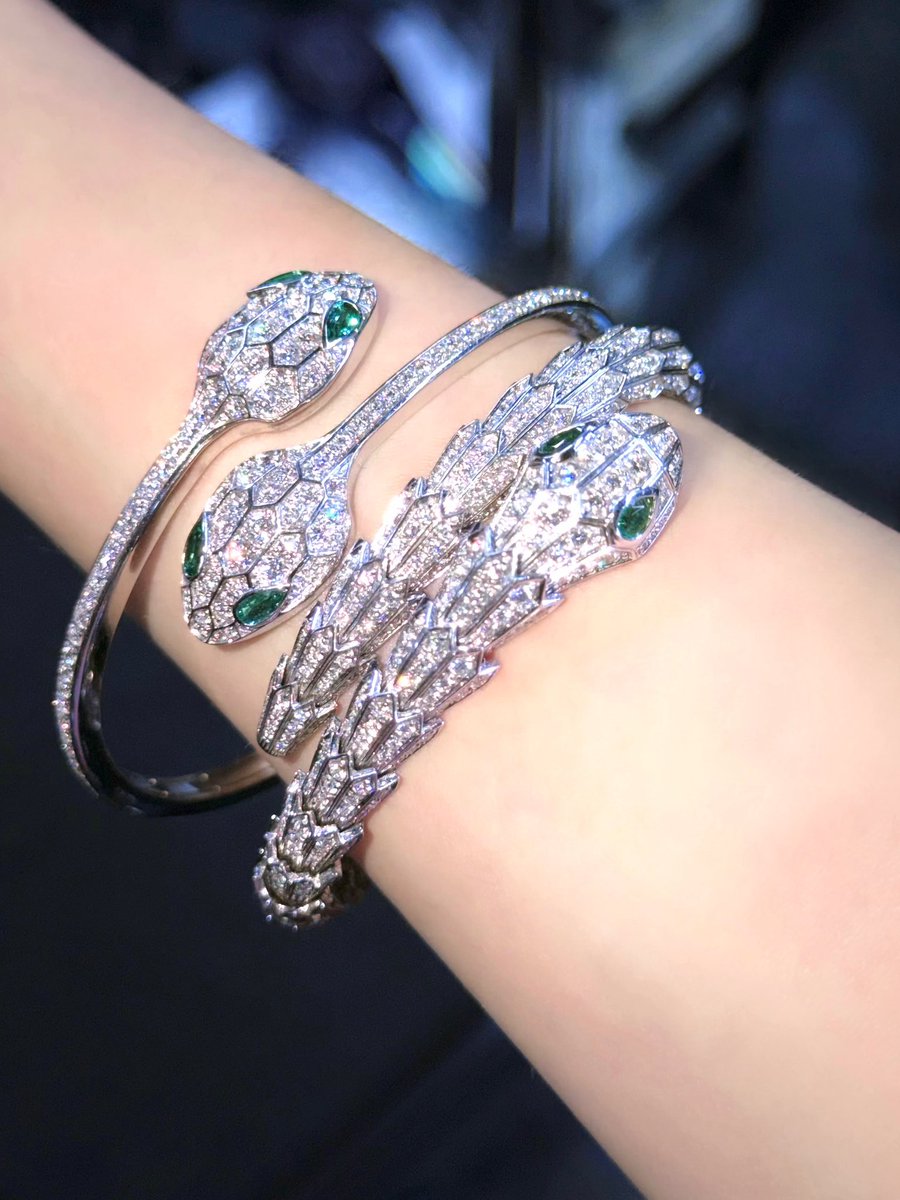 luvwy0831's tweet photo. Wonyoung wore roughly $1,184,800 worth of bvlgari jewelry for the “Show What I Am” tour https://t.co/4baBYfNils