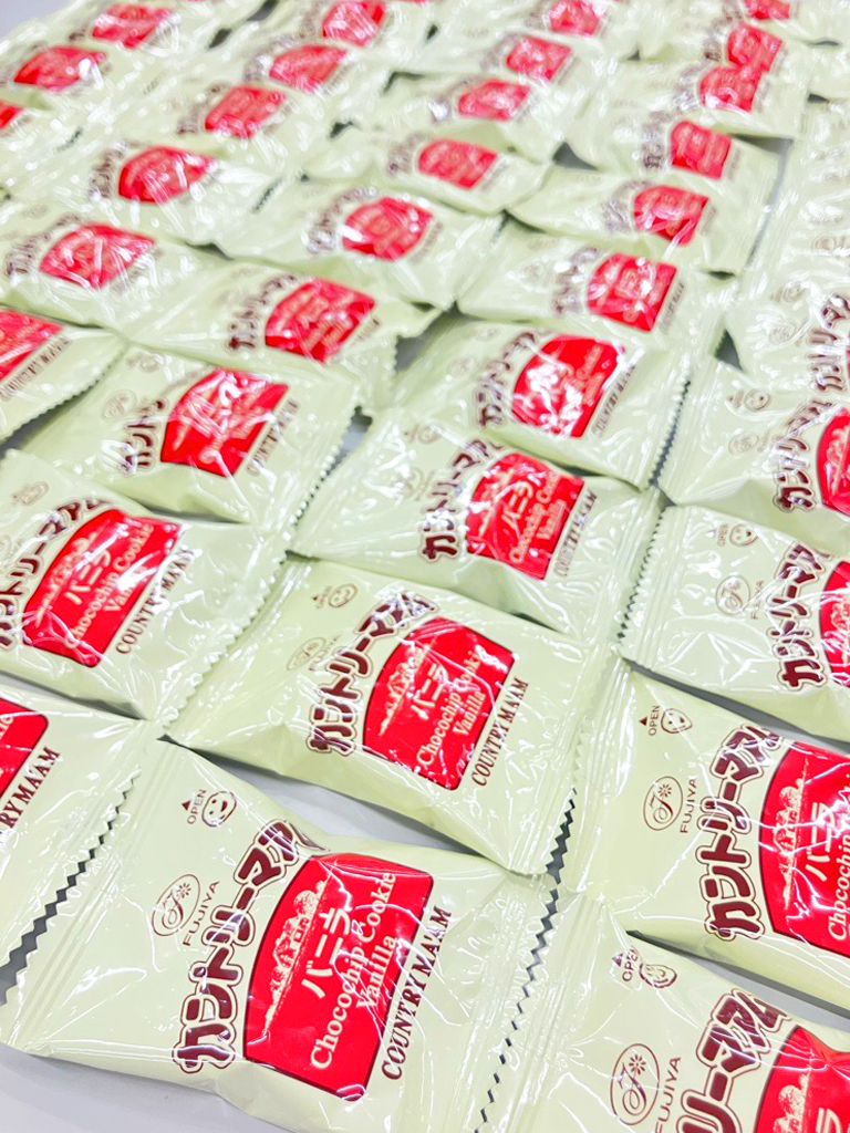 beisia_jp's tweet photo. 正直に手を挙げてください🙋‍♂️

『カントリーマアムはバニラだけを食べたい』…と思ったことありませんか。

実はベイシアに「バニラ味だけ」の
大袋があるんです…🍪✨

全バニラ派の夢を叶えてくれた不二家さん
本当にありがとうございます！！😭

＼ ベイシア限定 数量限定で取扱中 ／ https://t.co/IaGaNO8vtM