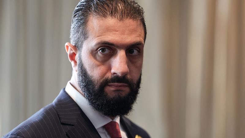 AbdElrahma41413's tweet photo. اخرج وكذب نتنياهو 
لا تكن جبانا فأنت الفارس المغوار 
الثوري وابو الثوار كما يصفونه اهل دمشق 

اخرج وكذب نتنياهو الذي قتـ ـل 75 الف من ابناء جلدتك ودينك وعروبتك ايها الثوري 
اخرج يا بطل يا شجاع يا فاتح سوريا باستثناء نصف اراضيها لا مؤاخذة.  

اخرج يا سيد الشرع…. 

او ما كان عليك ان تتحدث "مع احمد منصور" عن الرئيس مرسي وانت في الجبال وهو الذي صمد في قصور الحكم ولم تفعلها حينما دخلت القصر وهو لم يعطي الدنية في دينه وارضه حتى لقى الله على ذلك.