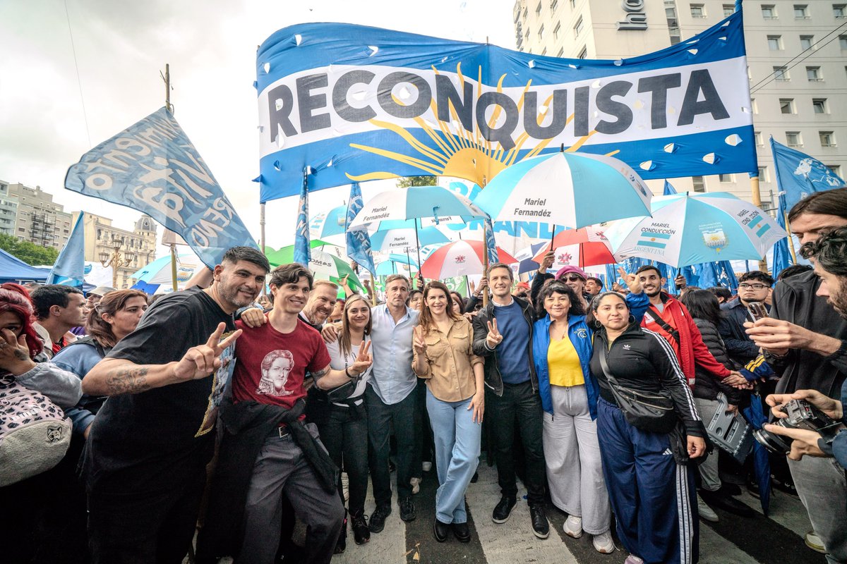 marielfmoreno1's tweet photo. El pueblo unido y movilizado para defender la educación, la soberanía y la democracia 🇦🇷

Con compañeros de la Liga de Intendentes nos sumamos a la quinta Marcha Universitaria junto a organizaciones de jubilados, de endeudados, de personas con discapacidad y diversos sectores políticos y sociales. 

Una vergüenza que las y los diputados del oficialismo no cumplan su responsabilidad  y que el gobierno reprima la manifestación, dañando aún más nuestra democracia. 

Tenemos historia de lucha y no vamos a parar hasta volver a tener un gobierno popular que ame, defienda y luche por nuestra Patria como nosotros.