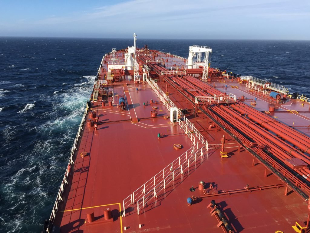 EnginChaglar's tweet photo. İkinci eli yenisinden çok daha pahalı olan şey nedir?

Ekim 2026 verilerine göre hemen teslim alınabilen modern bir süpertankerin (VLCC) fiyatı 226 milyon dolar civarına çıkmış durumda (VesselsValue).

Aynı gemiyi bugün yeni sipariş verirsen ise 135 milyon dolara alabiliyorsun (Scorpio Tankers’ın son siparişi).
Aradaki fark 90 milyon doları aşıyor.

Normalde yeni gemi daha pahalıdır. Şu an ise durum tersine dönmüş.

Armatörler, “hemen gelsin, şimdi çalışsın” diye eski gemiye yeni gemiden neredeyse 90 milyon dolar daha fazla para ödemeye razı.

Sebebi basit:
Bugün sipariş verdiğin gemi eline 2028-2029’dan önce geçmiyor.

Oysa şu an günlük kazançlar çok yüksek. Bu yüksek kazanç dönemini kaçırmamak için “hemen kullanılabilir” gemiye prim ödeniyor.

Kısaca:
 Zaman, gemiden daha değerli hale geldi.

Bu, tanker piyasasında rekor seviyede bir “tersine dönme”.