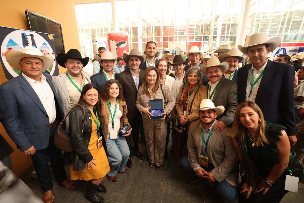 manolojim's tweet photo. Qué gusto recibir en #Coahuila a más de 1500 ganaderos de todo #México. Arrancamos en #Arteaga el inicio de los trabajos de la 90.ª Convención Nacional Ganadera, un gran encuentro para compartir experiencias y seguir trabajando unidos por la ganadería del país. (1/2) https://t.co/uzKbQuLD60