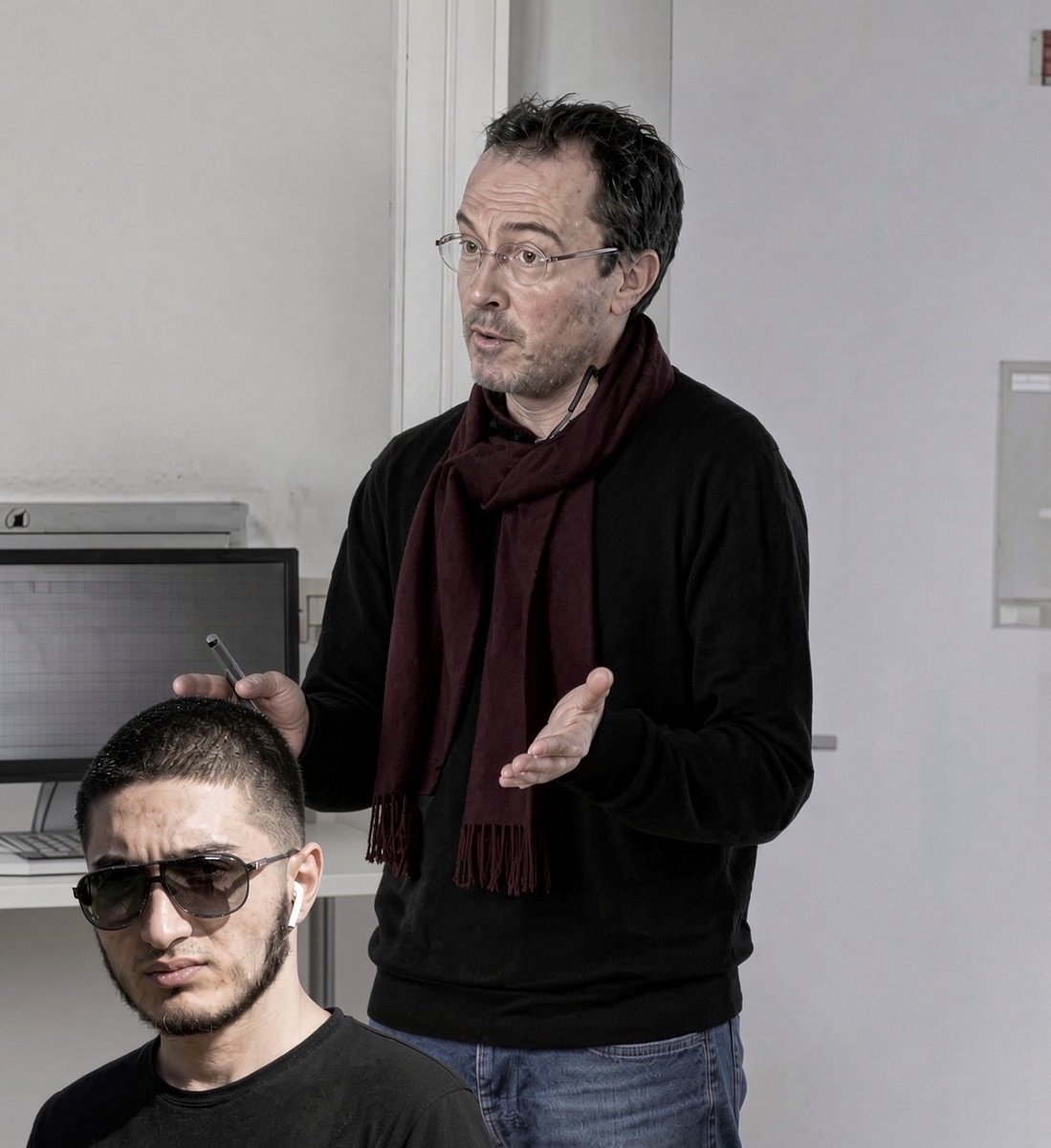 PsyGuy007's tweet photo. 🕊️ 🇫🇷 Aujourd’hui cela fait 6 ans jour pour jour que Samuel PATY, ce professeur d'histoire-géographie a été tragiquement POIGNARDÉ puis DÉCAPITÉ par Abdoullakh Anzorov, un réfugié russe d'origine tchétchène le 16 octobre 2020. 

Abdoullakh Anzorov n’a pas été jugé.

Il a été abattu par la police quelques minutes après l’attentat lors de la confrontation à Éragny. 

Il n’y a donc jamais eu de procès ni de peine à son encontre, ce qui a épargné aux contribuables français le coût d’une détention à perpétuité. 

C’est comme ça qu’on doit négocier avec les terroristes islamistes.

N’oublions jamais Samuel ! 😭 💔
