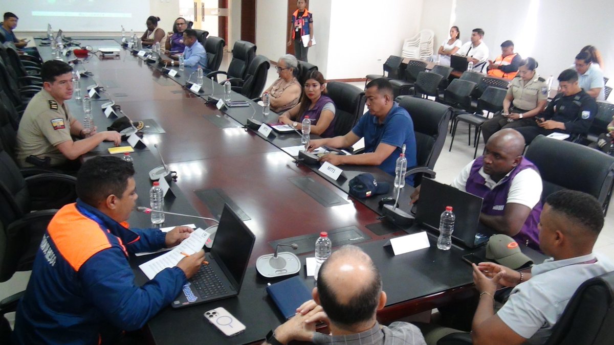 ecu911Ibarra's tweet photo. 📍 #Esmeraldas | En la Sala de Crisis del @ECU911_ se desarrolló la sesión del Comité de Operaciones de Emergencia Provincial (COE-P) con la participación del Jefe del Centro Operativo Local, @cristianpradoA. 

La reunión permitió dar seguimiento a las acciones ejecutadas ante la declaratoria de emergencia provincial, fortaleciendo la coordinación interinstitucional.

#LíneaÚnicaParaEmergencias