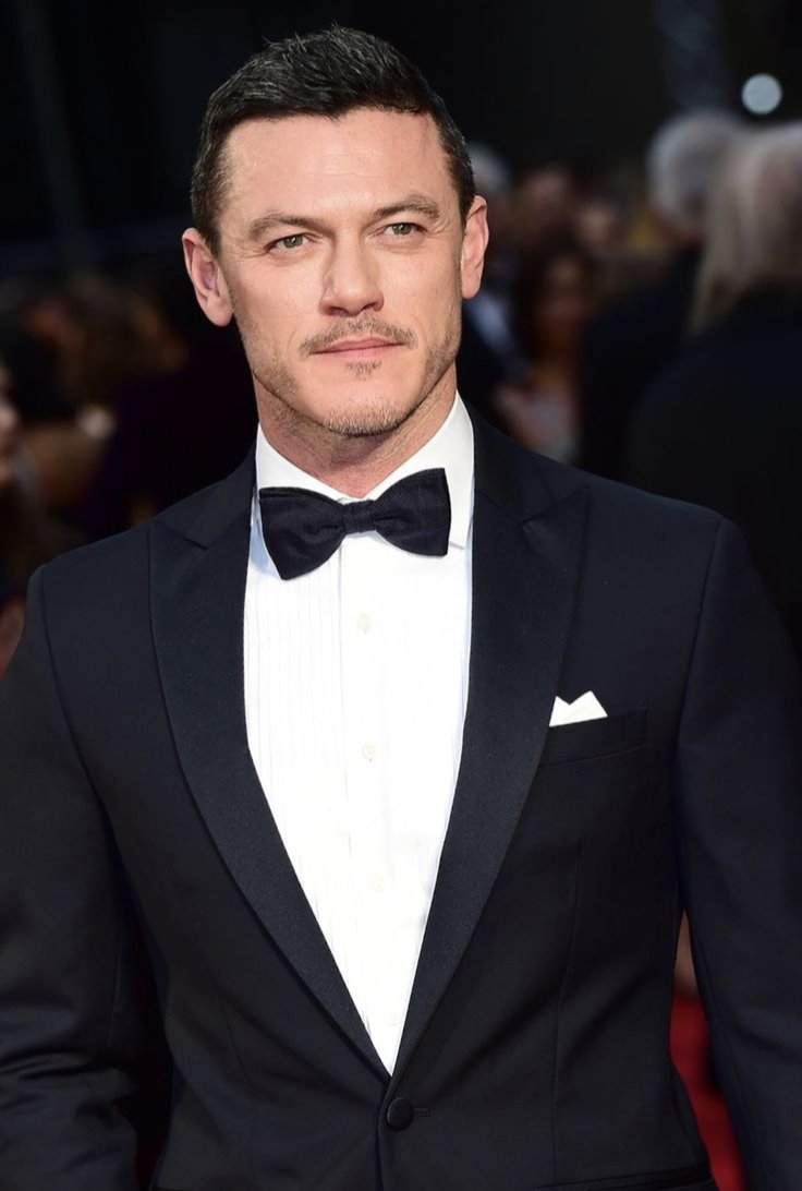 ChaosCrave_'s tweet photo. Universal Pictures has reportedly greenlit a direct sequel to 'DRACULA UNTOLD', with Luke Evans reprising his role as Vlad III / Dracula and Gary Shore returning to direct! https://t.co/RNBxQS6zNT
