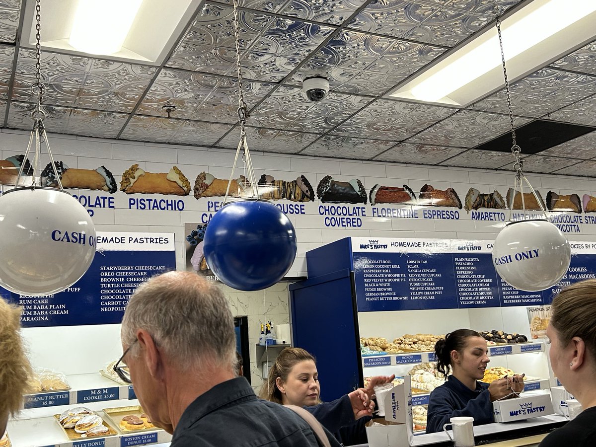 GiGiAmour4You's tweet photo. Who Wants a Canoli’s? Cash 💵 Only. https://t.co/icbM9hlrZt