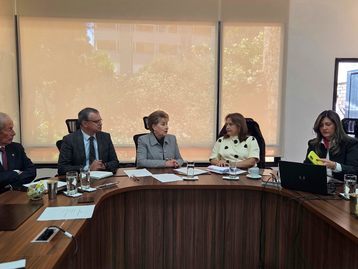 ACHC_Col's tweet photo. Sostuvimos importante encuentro con @Supersalud doctora María Andrea Godoy Casadiego, quien escuchó las preocupaciones del gremio frente al flujo corriente de los recursos, las dificultades de interlocución con algunos interventores y las propuestas para el proceso de saneamiento y reconocimiento de la deuda. Un encuentro asertivo con representantes de clínicas y hospitales públicos, privados, mixtos y de instituciones de atención domiciliaria de todo el país, en el que la señora Superintendente mostró gran disposición para trabajar de la mano de la ACHC para fortalecer la transparencia del flujo de recursos, la  coordinación territorial con las secretarias de salud y ratificó su compromiso para contribuir con las soluciones que requiere el sistema de salud.
