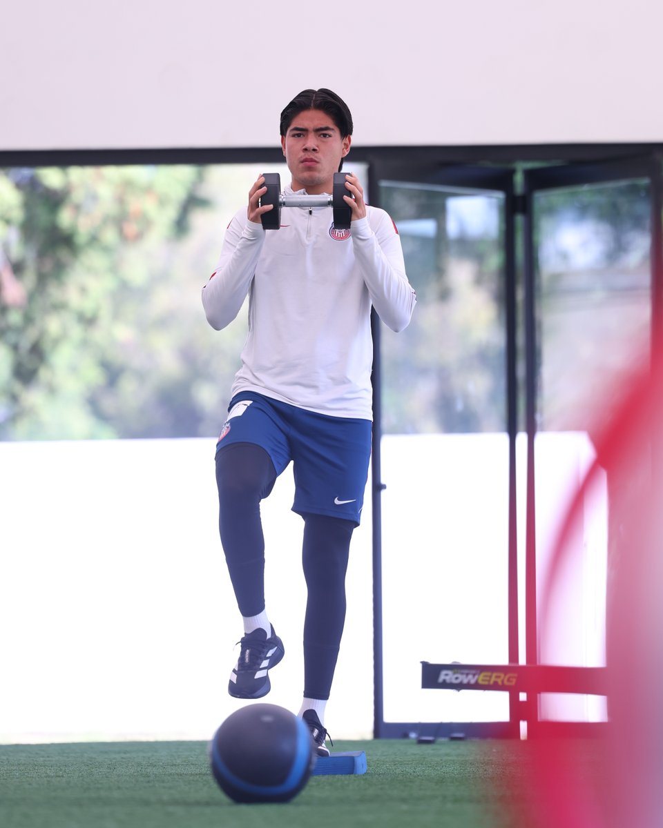 Chivas's tweet photo. 💪 ¡Con fuerza, Rojiblancos! 🔴⚪️ https://t.co/lr4UWf081a