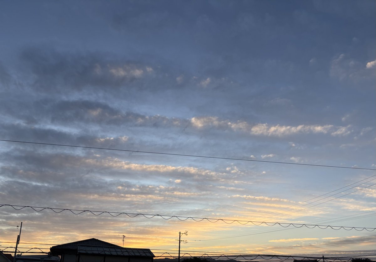 junok777's tweet photo. おはようございます。
昨日、睡眠の偉い先生が起きた瞬間に朝日を浴びるっていうのを見て早速実践。まだ薄暗かったけど。
今季最低気温らしいけど、空気が澄んでて気持ちいい。
今日も元気で！
#イマソラ https://t.co/WnRUOAKJCT