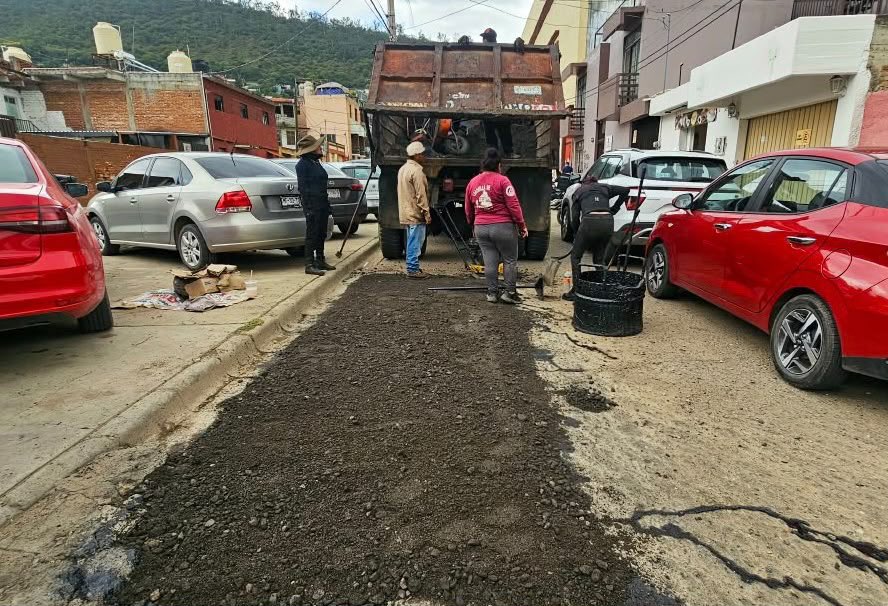 MunicipioOaxaca's tweet photo. 🚧 Se realizaron trabajos de bacheo en calle Fernando Montes de Oca, entre División Oriente y Calzada Madero, colonia Ex Marquesado.

Una intervención para mejorar la circulación y seguridad vial.

#VecinasYVecinos #TransformandoJuntosLaCapital #OaxacaDeJuárez https://t.co/j7KqX64GZd