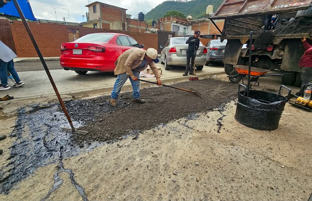 MunicipioOaxaca's tweet photo. 🚧 Se realizaron trabajos de bacheo en calle Fernando Montes de Oca, entre División Oriente y Calzada Madero, colonia Ex Marquesado.

Una intervención para mejorar la circulación y seguridad vial.

#VecinasYVecinos #TransformandoJuntosLaCapital #OaxacaDeJuárez https://t.co/j7KqX64GZd