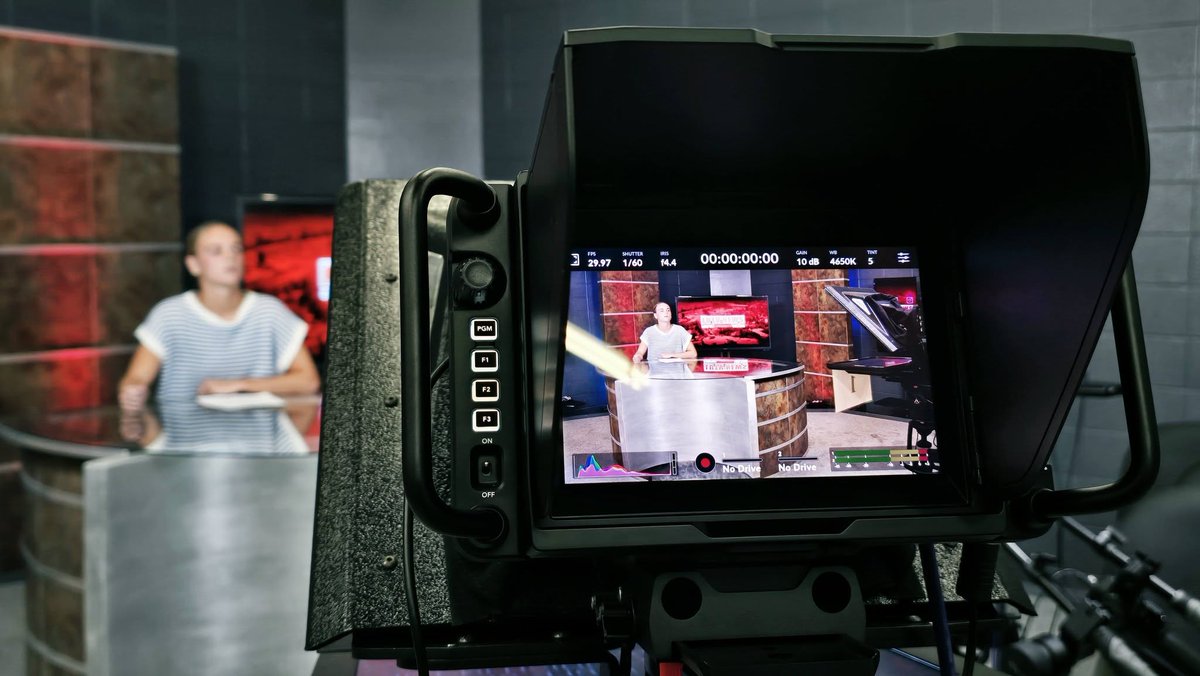 LUTVNews7's tweet photo. Preparing the next generation of #media #professionals... @LamarCommDept adjunct professor  &amp; 12 News Daybreak &amp; Midday anchor Tia Johnson is working with #students to develop their on-camera skills. #LamarUniversity #lucommdept #collegemedia #tvnews #studentmedia #broadcasting https://t.co/OpClT8IK76