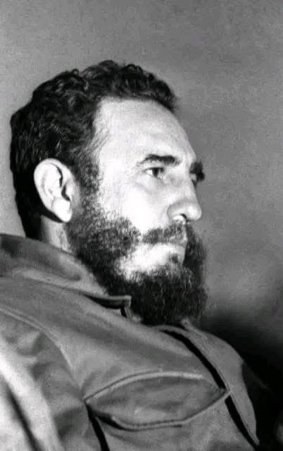 LiaVeronas's tweet photo. El legado de Fidel nos recuerda que la Revolución tiene que estar junto a los humildes, atender a quienes más lo necesitan y luchar por la justicia social. 

Ese compromiso sigue siendo una responsabilidad de todos. 

¡Cuba vive! 🇨🇺❤️ 
#CubaNoEsUnaAmenaza https://t.co/OszVvH7N4k