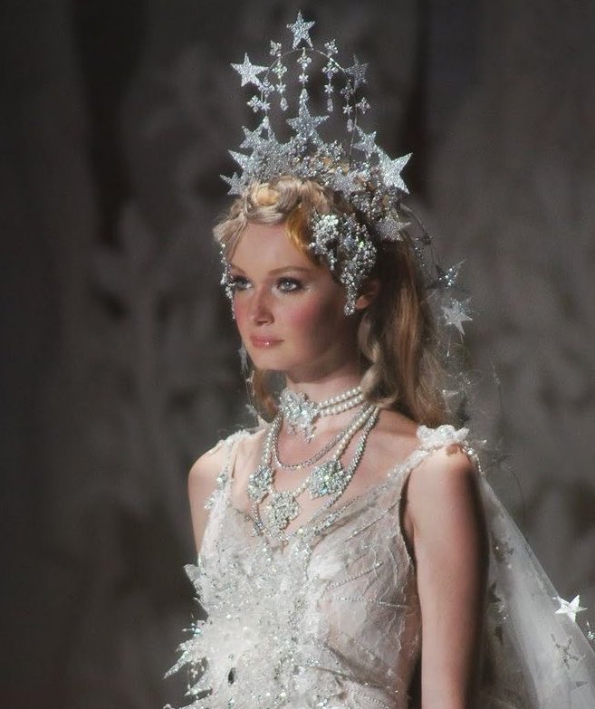 VENETIANVIOLET's tweet photo. i love me a starry headpiece moment https://t.co/NsYln6J7Cq