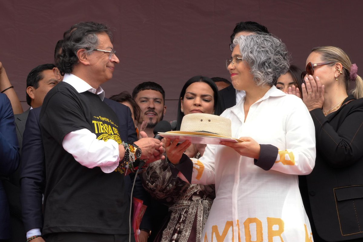 PizarroMariaJo's tweet photo. De La Espriella pretende proscribir la figura y el legado de paz de mi padre. Ha decidido, como en los tiempos del fascismo paramilitar, asesinarlo nuevamente. Tan equivocado y tan ruin como quienes lo asesinaron, no sabe que nunca podrán matarlo y que, 36 años después, mi padre está más vivo que nunca, y que su intento de proscribirlo solo lo hará más grande.
 
Y lo hace el día de las movilizaciones, porque le teme al pueblo movilizado; le temen a un pueblo consciente y en paz. Y mi padre es un símbolo de quienes en Colombia se levantan contra la tiranía, de quienes no aceptan el oprobio, pero también de quienes son capaces de la audacia máxima en este país: dejar las armas para entregarle una opción de paz y reconciliación a Colombia.
 
Como él dijo: “Vamos a responderle a la muerte con vida, a la oscuridad con esperanza y a la guerra con paz”, y yo soy su semilla. Orgullosamente Pizarro.