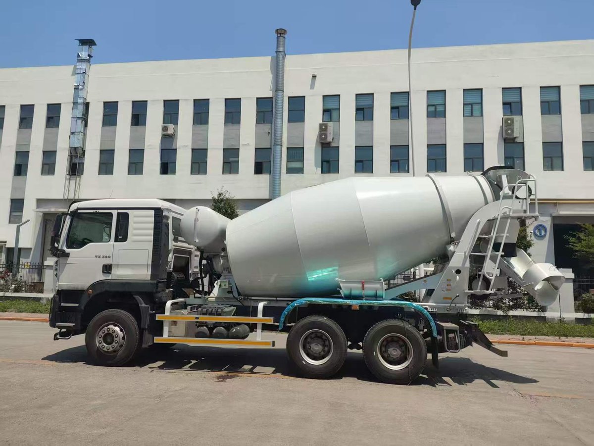 Ciel001204's tweet photo. 2026 New HOWO 10CBM 380HP Concrete Mixer Truck IN STOCK!
• Cab: TX-F cab with single sleeper and air conditioning
• Engine: Weichai WP10.380E22, 380 hp, Euro II emissions
• Mixer drum capacity: 10 m³
• Dimensions: 9370 × 2580 × 4000 mm
Welcome to inquire!
#howo #mixertruck https://t.co/GASStN5hqS