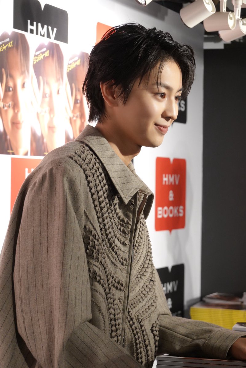 topcoat_staff's tweet photo. [ #ここ最近の藤本洸大 ① ]

『ファースト写真集 #ジンジャーハイ』発売記念イベントのオフショットを公開！

来てくださった皆さん一人ひとりとの会話を楽しんでいました🌟

イベントの様子をお届けするレポート動画も後日公開予定ですので、お楽しみに🙌

#藤本洸大 https://t.co/d5sPOg4BRg