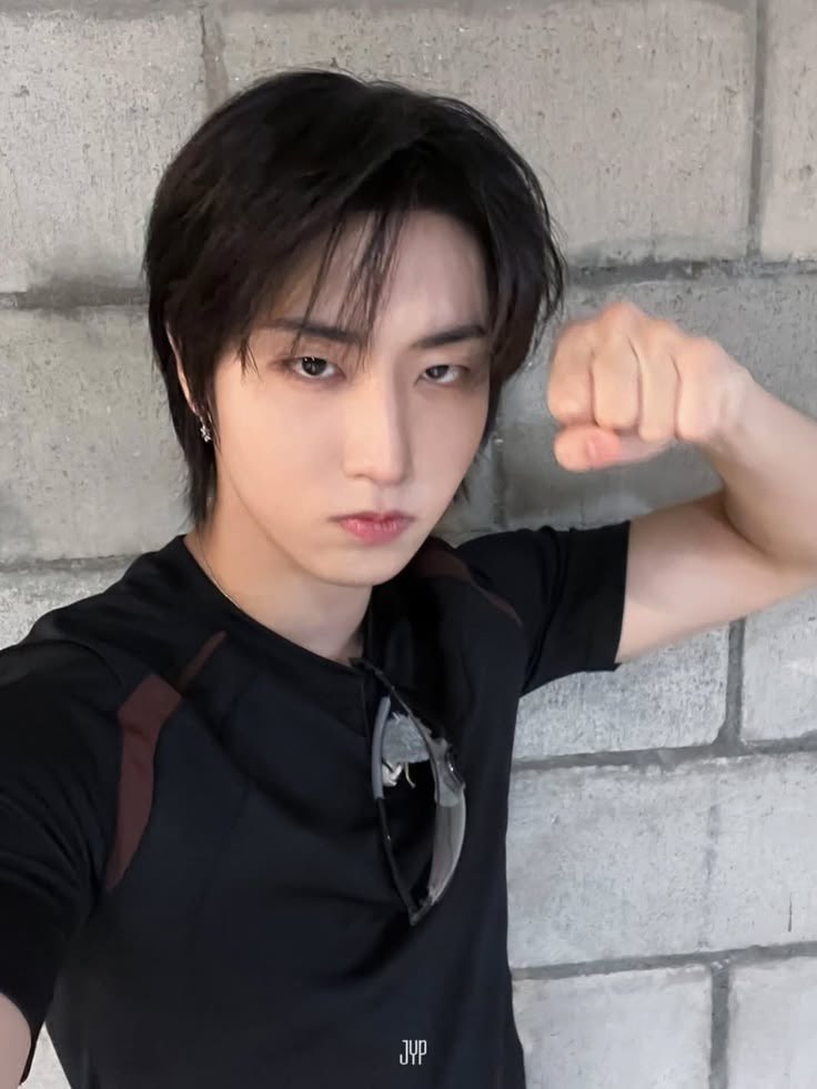 nihhankk_'s tweet photo. 𑣲 poste uma foto sua com três dos seus favs e deixe seus moots escolherem quem combina mais com você ˚⟡˖ ࣪ https://t.co/bKmujZRey4