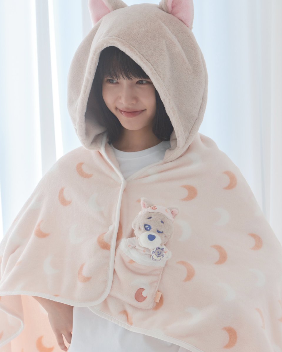HYBE_MERCH's tweet photo. ‘BBNEXDO in Sweet Dreams’ Merch. 🌙

CONCEPT PHOTO 📸 (2/5) 

[OFFLINE]
BOYNEXTDOOR X BBNEXDO POP-UP 'BBNEXDO in Sweet Dreams'
📅 2026.10.21 (WED) ~ 2026.11.03 (TUE) 
📍THE HYUNDAI SEOUL ICONIC, B1

[ONLINE]
📅 2026.10.21 10:30 AM (KST)
📍 @weverseshop 

#BOYNEXTDOOR #보이넥스트도어 #BND
#BBNEXDO #쁘넥도