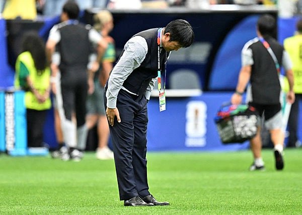 JdtfcC's tweet photo. FALSAFAH 'JAPANESE WAY' — REVOLUSI HARIMAU MALAYA? 🐯🔥🇯🇵🇲🇾✨

Khabar jurulatih Jepun makin bertiup kencang! Disiplin tinggi, transisi kilat &amp; workrate gila-gila. Bersediakah skuad negara untuk transformasi taktikal ini? 📈⚽️

Aspek apa paling penting coach baharu kena fokus dulu https://t.co/KucTpC0gJV