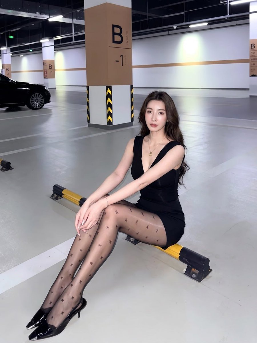 elmore_id's tweet photo. 听说地下车库的监控看得很清楚？那我是不是应该把裙摆再往上提一点 https://t.co/86RITujXhH