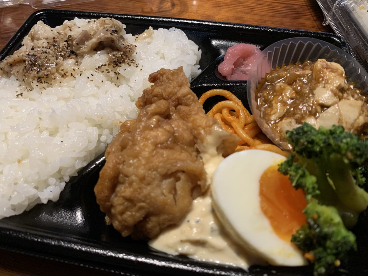 obasuma's tweet photo. ごぜん様さまとファミリーマートのコラボ弁当ෆ
多かったら少し家族に分けるつもりが、美味しくて完食！
早めの晩ごはんの後、イベント会議へ、帰ってからザクザククッキーレモンサンド。満足でした♡
「人気なんですよー」と店員さん。 https://t.co/1TQdSgTwhE