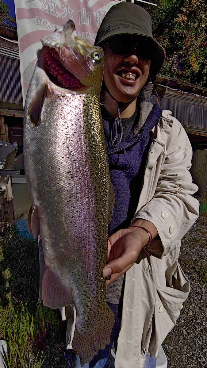 aizufishing's tweet photo. 今朝の気温は4.8度、水温は11.3度でのスタートです！
朝イチはもちろん放流後もバンバン釣れています！
＃あいづフィッシィングエリア https://t.co/I0VjC6UEUQ