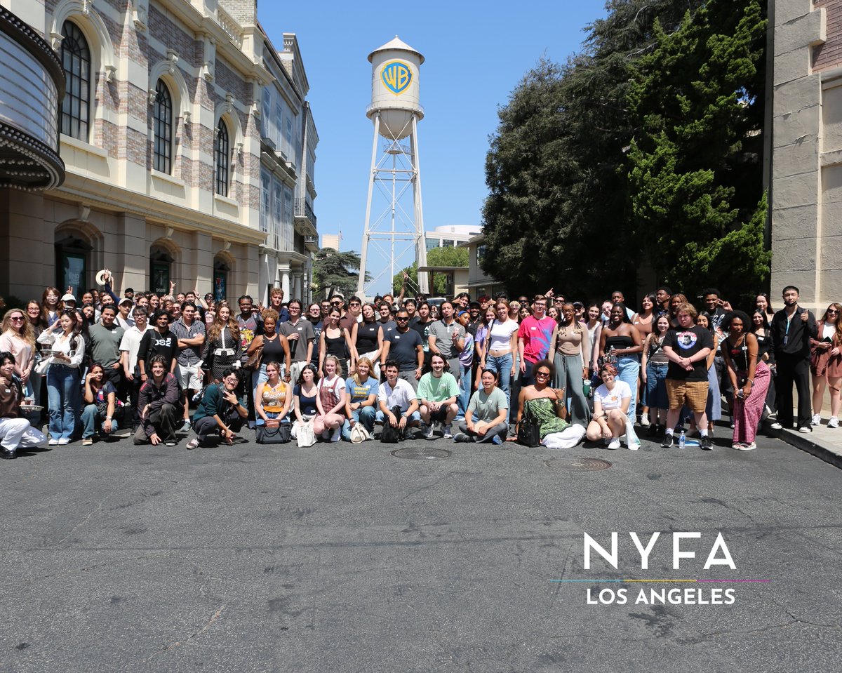 CEntMelons's tweet photo. #LayZhang(#ZhangYixing) is attending the New York Film Academy.

The school's student account shared a group photo of new students on Sep 16, with Lay spotted on the far right. https://t.co/qU1Fn3NHv9