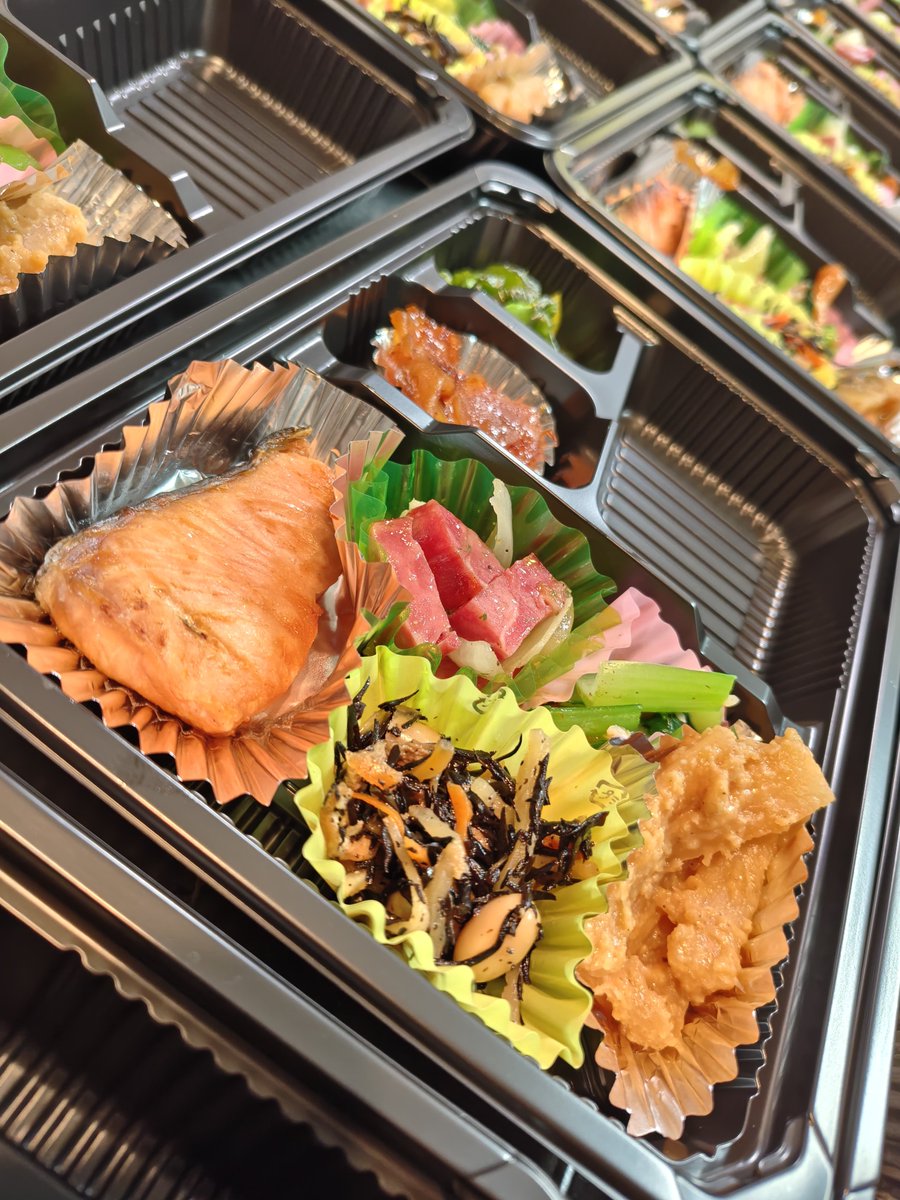 aisada_14's tweet photo. 日替わりお弁当　鮭弁当です。
お客様から蕎麦なめこをいただいたので小松菜とまぜて１品にしました〜😊✨
今日もお待ちしております!
#下総中山
明日は、下総中山は、イベントたくさんありますよ〜
法華経寺、小栗原小学校、そして小栗原稲荷神社祭禮宵宮✨よろしくお願いいたします🙏 https://t.co/FhUScNjdJc