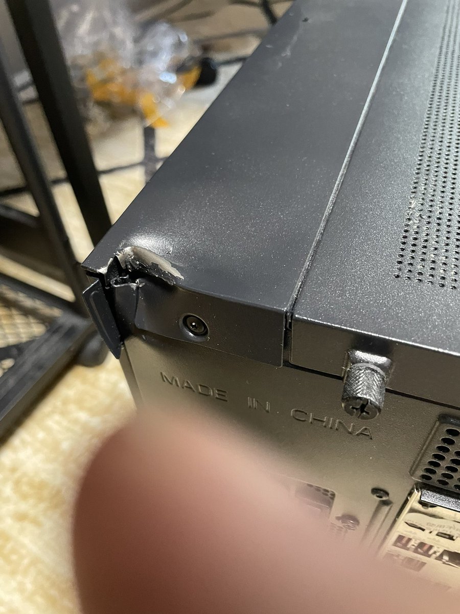 04reiyon04's tweet photo. は？引越し屋さんに運んでもらったpcケースに凹みあるやんって思ったら、中のヒートシンクまでちょっと曲がってんだけど？これ大丈夫なん？なんか補償しませんとか言ってた気がするけど、それならもっと丁寧に扱ってもらってもいいか？ https://t.co/P0s8GcawDU