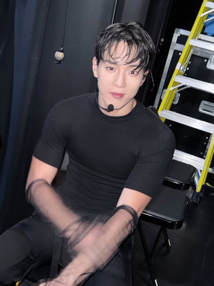 Hyurnwooson's tweet photo. In the middle of the tour. https://t.co/Y9cNowsUCi