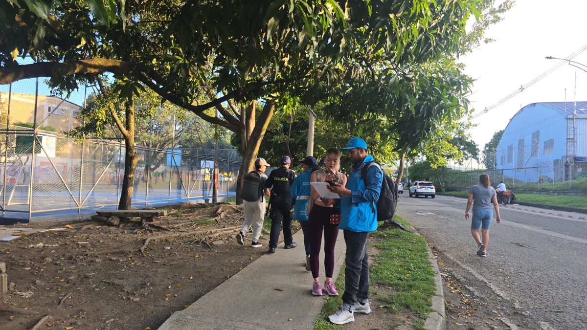 arcilaDDHH's tweet photo. 🔎 Cada búsqueda es una oportunidad para encontrar respuestas.

La @AlcaldiadeMed Realizó un barrido territorial en el barrio Antioquia, en el marco de la Ruta Urgente de Búsqueda de Personas Dadas por Desaparecidas, para apoyar las labores de búsqueda de Gabriela Camila Jiménez.

🤝 Continuamos articulando esfuerzos y desarrollando acciones que contribuyan a la búsqueda de personas desaparecidas y al acompañamiento de sus familias, con compromiso y respeto por sus derechos. @PazDDHHmed @FicoGutierrez @PoliciaMedellin