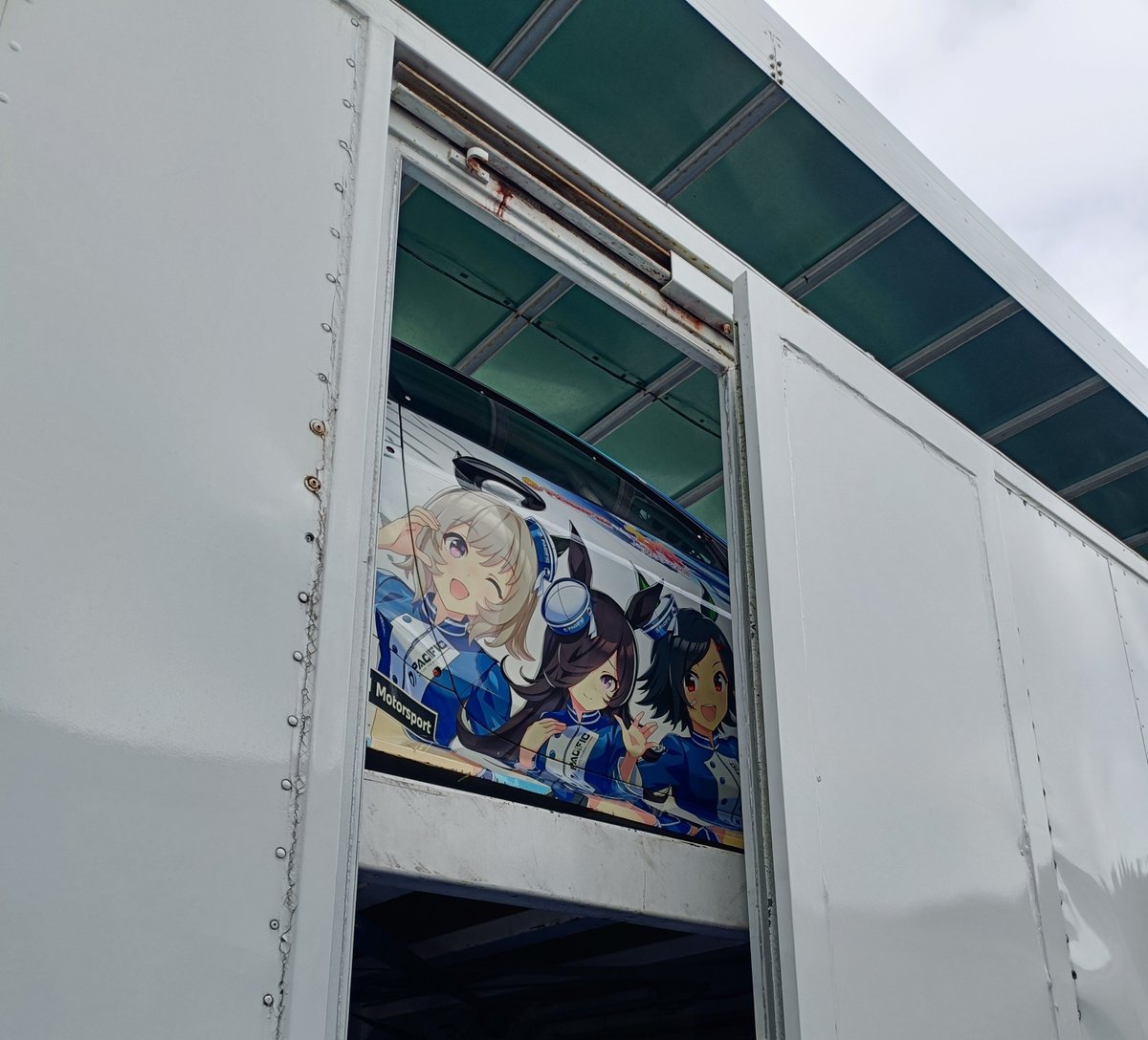 pacificracing's tweet photo. 隙間から👀 https://t.co/IHchWmURpQ
