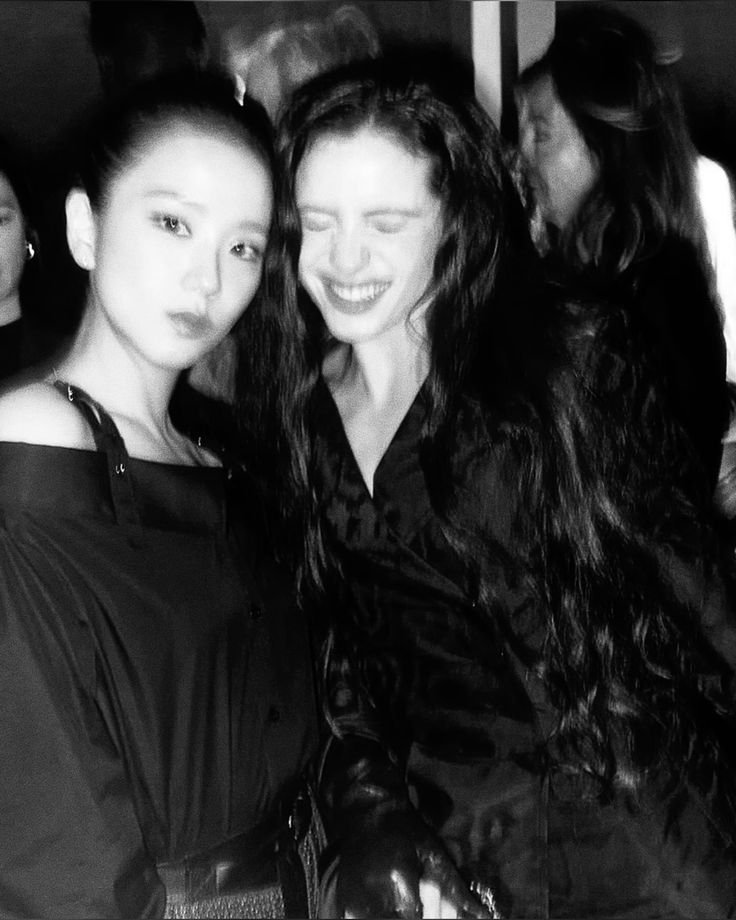 LilithNightly's tweet photo. 📸 • SIS!!! Lilith Nightshade compareceu a festa de lançamento do novo single de sua amiga Elena, “Tangerines &amp; Aquamarines”. #soty https://t.co/um755g0nFL
