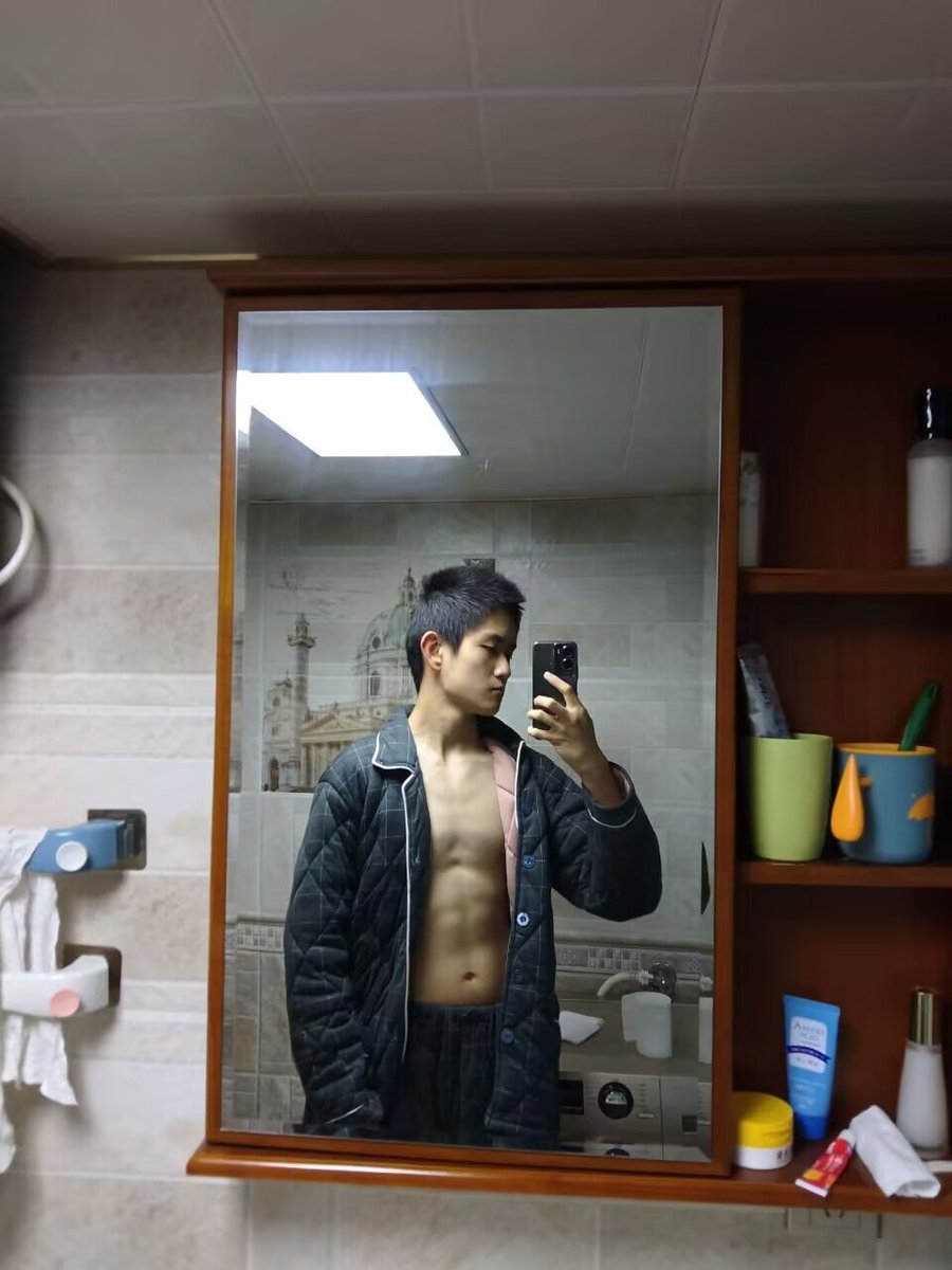 saravan11767161's tweet photo. 原创 吉林长春大屌武术小将
肉感十足匹配上东北武术 这种搭配吸引我主动私信弟弟 交谈得知弟弟从小便学会骂人打架 因为武术才重回正轨 在我的引导下 禁欲一个月的弟弟化身粗口痞子 一边粗口一边撸动大屌 最后喷涌出超级浓稠的巨量精液...  完整版 9分钟
#大屌 #体育生 #粗口 #浓精 https://t.co/O0Bz0lyQmy