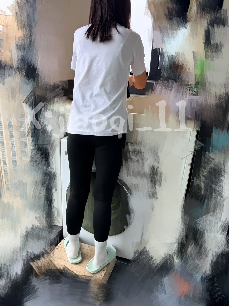 jiaoqi_11's tweet photo. 天气凉下来了，老婆终于���上长白袜了，瑜伽裤配上长白袜，简直让足控秒有感觉，可惜我对我老婆的脚现在已经没兴趣了，反而看别人把她的袜子套着撸更刺激。#白袜 #足控 https://t.co/P452kofQQk