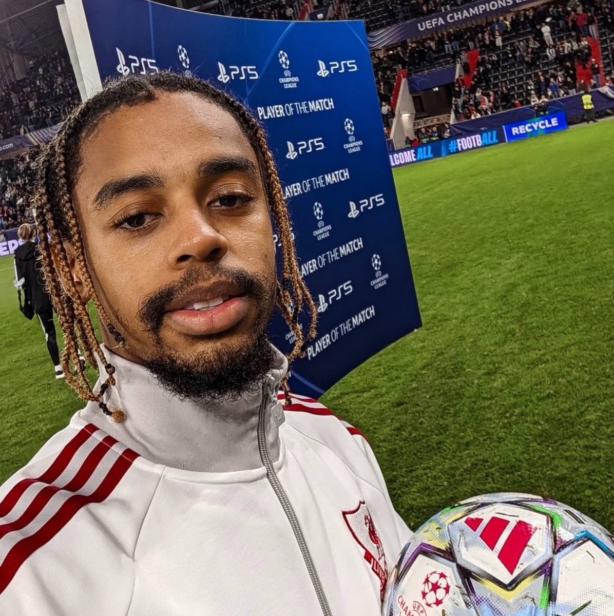 FabrizioRomano's tweet photo. 🚨 Virgil van Dijk on Barcola: “I am happy to help. It’s about helping each other to succeed”.

“We’re in it together. Bradley is getting into it now. He’ll be absolutely fine.” https://t.co/kM7ZeKMXaC