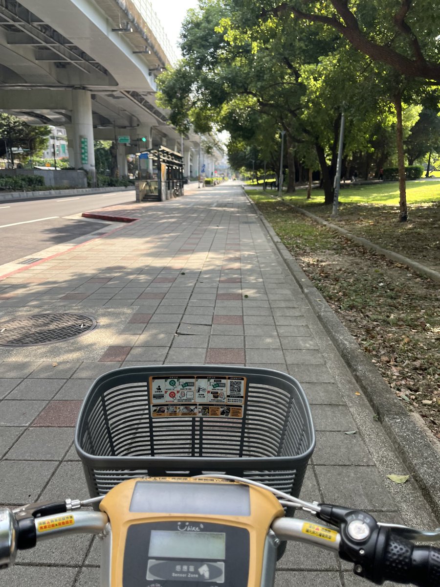 HigeVoyager's tweet photo. #台湾 すごいところはレンタサイクルが街中で充実してるところ #youbike と言うサービス
交通系ICをサービス用サイトで登録する必要がある
昨晩も2回ほど利用したが、どちらも30分程度。10元(50円くらい)でした https://t.co/YTajEzGloD