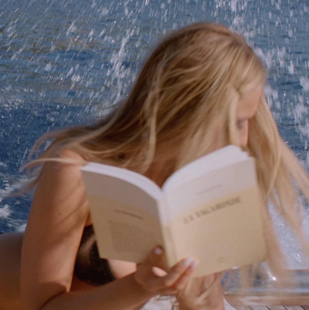 soclosetomack's tweet photo. the fact that tate is reading la vagabonde by colette, a 1910 novel about a woman choosing her independence and artistic career over the life society expects her to have.. oh this is cinema https://t.co/AACckwNdHy